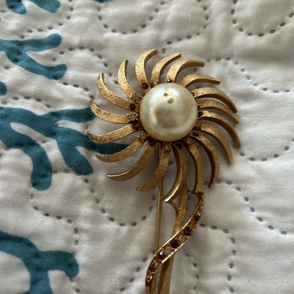 Jewelry - Elegant Vintage Sunburst Brooch With Pearl and Pink Stones